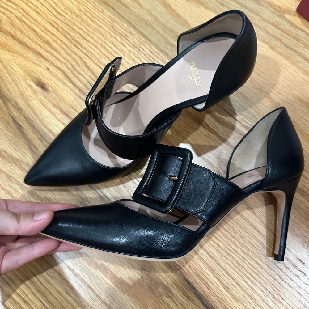 BRAND NEW Bally buckled leather heels Size: US6